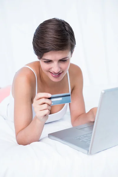 Glad kvinna gör online shopping — Stockfoto