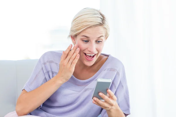 Mujer rubia mensajes de texto con teléfono móvil — Foto de Stock