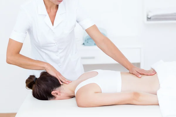 Physiothérapeute faisant massage du dos — Photo