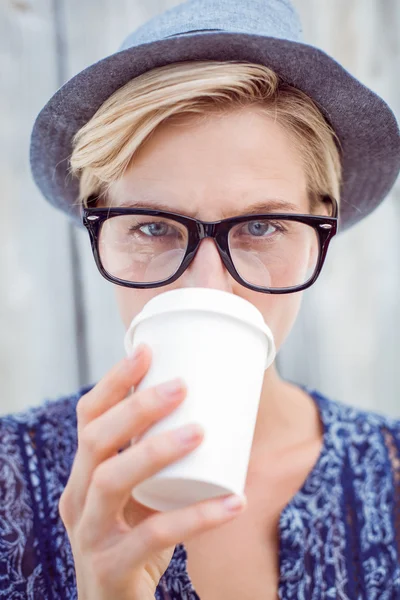 Mooie blonde vrouw koffie drinken — Stockfoto
