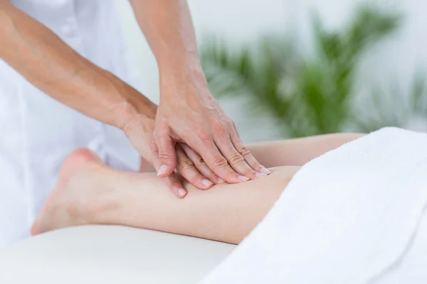 Fisioterapista che fa massaggi alle gambe — Foto Stock