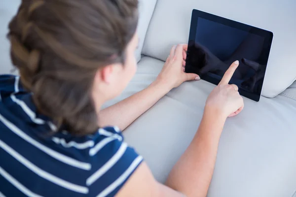 Femme utilisant sa tablette sur le canapé — Photo