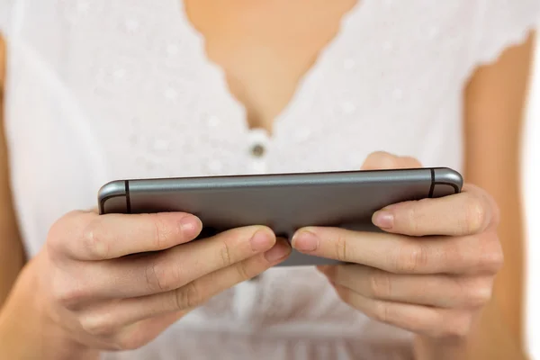 Mujer enviando un mensaje de texto — Foto de Stock