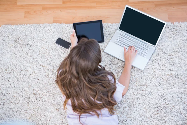 Mujer atractiva usando sus dispositivos — Foto de Stock