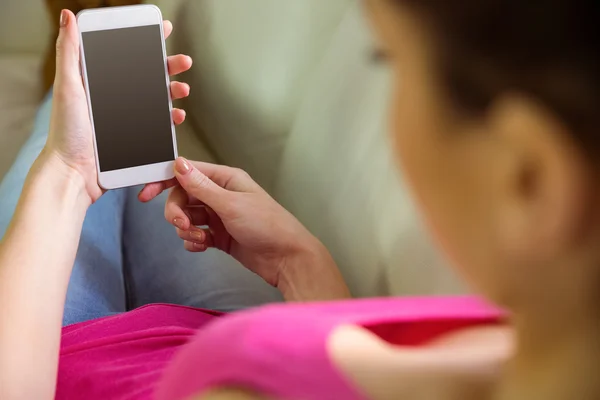 Casual vrouw met behulp van haar smartphone — Stockfoto