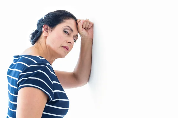 Mujer triste apoyada contra la pared —  Fotos de Stock