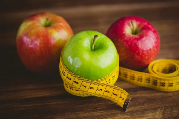 Manzanas verdes y rojas con cinta métrica —  Fotos de Stock