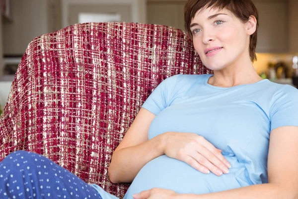 Schwangere entspannt auf der Couch — Stockfoto