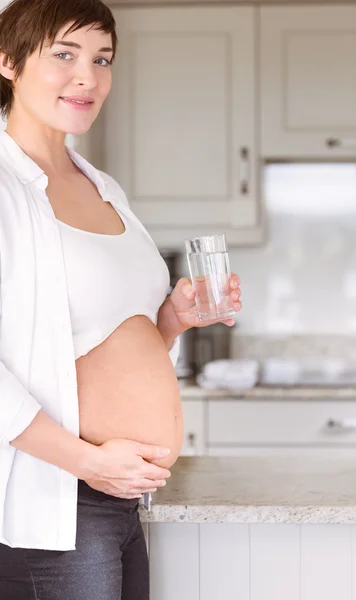 Schwangere trinkt Glas Wasser — Stockfoto