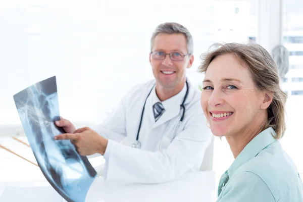 Доктор показывает рентген своему пациенту — стоковое фото