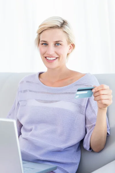 Söt blond kvinna gör online shopping — Stockfoto