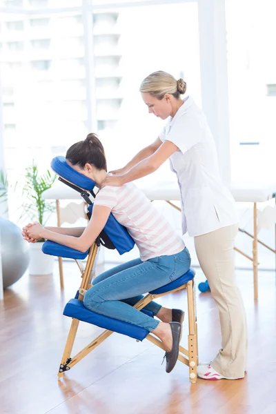 Frau mit Rückenmassage — Stockfoto