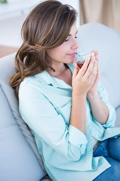 Mujer pacífica bebiendo taza de té — Foto de Stock