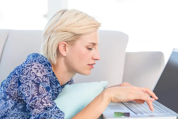 Mulher loira bonita fazendo compras online — Fotografia de Stock