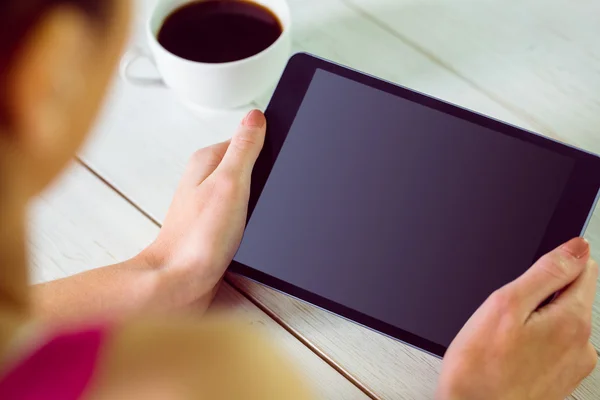 Frau benutzt ihren Tablet-PC — Stockfoto