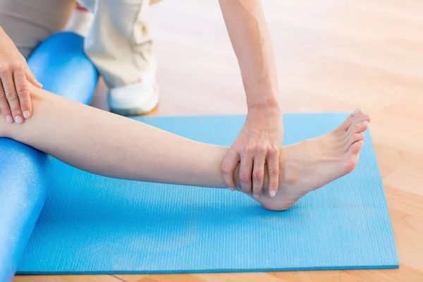 Formateur travaillant avec une femme sur un tapis d'exercice — Photo