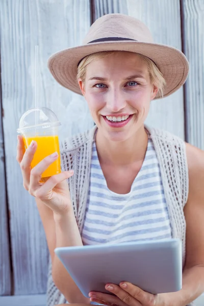 Mulher usando comprimido e suco de retenção — Fotografia de Stock