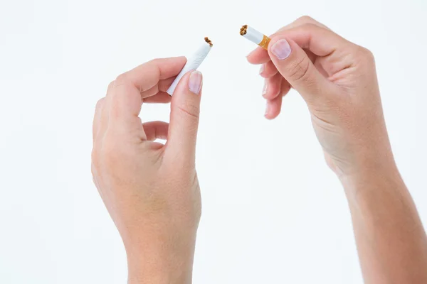 Kvinna bryta cigarett — Stockfoto