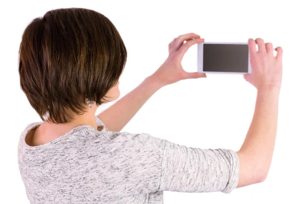 Brunett tar bilden med sin smartphone — Stockfoto