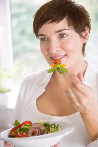 Gravid kvinna med skål med sallad — Stockfoto