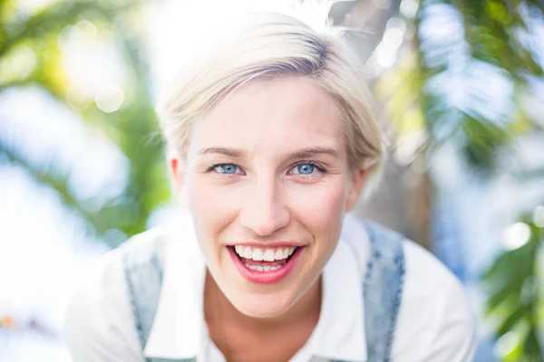 Blonde vrouw die lacht op camera — Stockfoto