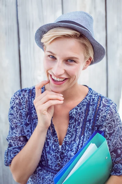 Pretty blonde woman holding folders — Stock Photo, Image