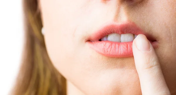 Woman wijzend naar haar lippen — Stockfoto