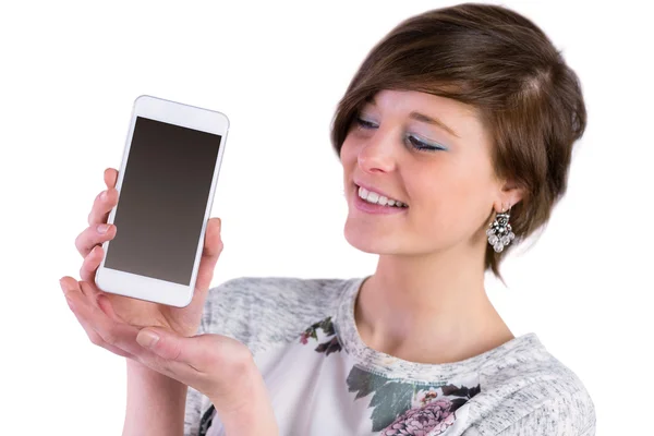 Hübsche Brünette zeigt ihr Smartphone — Stockfoto