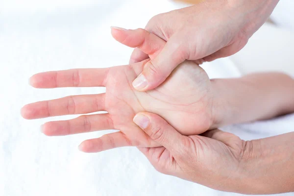 Fisioterapista che fa massaggi alle mani — Foto Stock