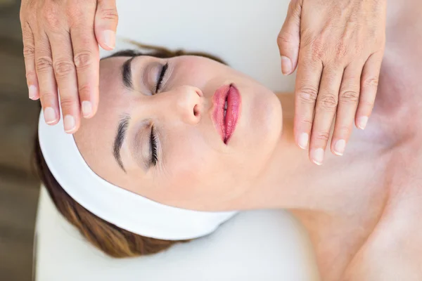 Mulher calma recebendo tratamento reiki — Fotografia de Stock