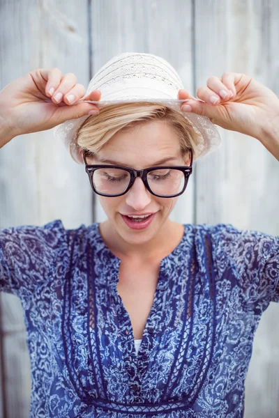 Blond kvinna hipster glasögon — Stockfoto