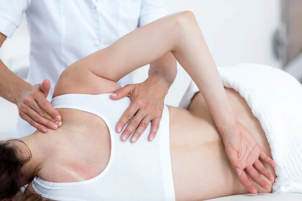 Physiotherapist doing back massage — Stock Photo, Image