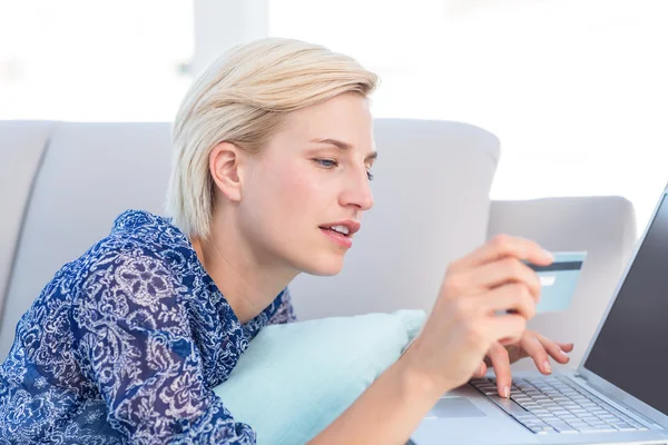 Blond kvinna gör online shopping — Stockfoto