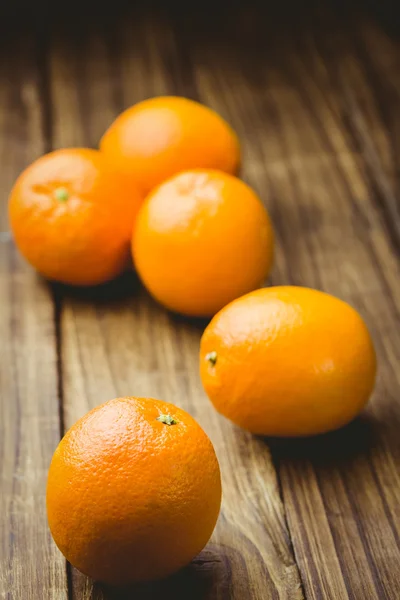 Frische Orangen auf Holzgrund — Stockfoto