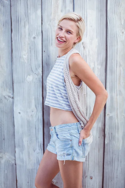 Hübsche blonde Frau lächelt in die Kamera — Stockfoto