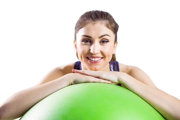 Fitte Frau stützt sich auf Turnball — Stockfoto