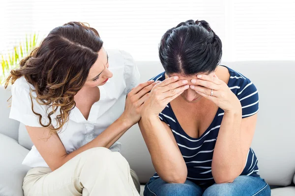 Terapeut tröstande hennes patient — Stockfoto