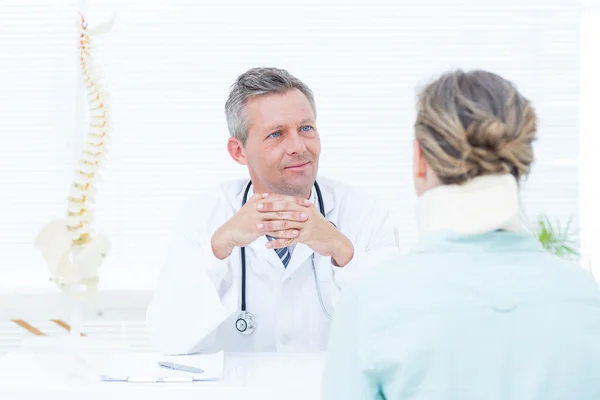 Arts gesprek met zijn patiënt — Stockfoto