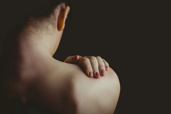 Оголена жінка з травмою плеча — стокове фото