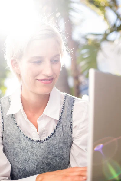 Bella donna bionda che utilizza il suo computer portatile — Foto Stock