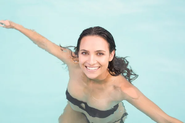 Mulher bonita em biquíni relaxante — Fotografia de Stock