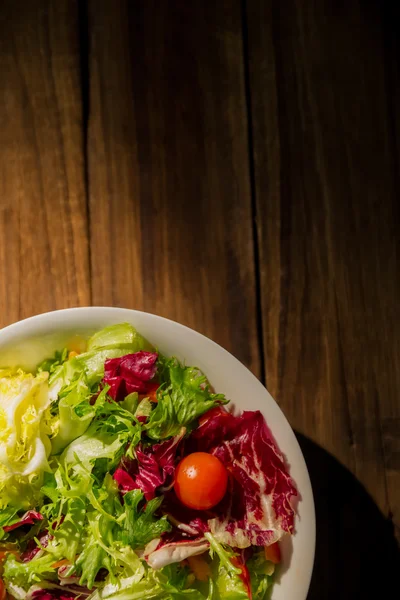 Frisk sallad på träbord — Stockfoto