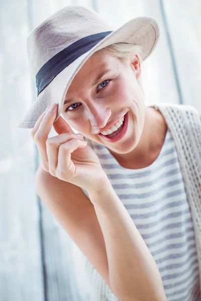 Bella donna bionda con il cappello — Foto Stock