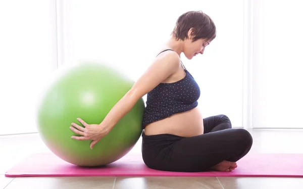 Femme enceinte gardant la forme — Photo