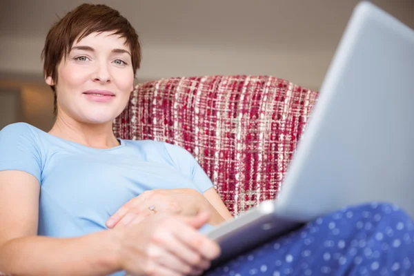 Těhotná žena pomocí její laptop — Stock fotografie