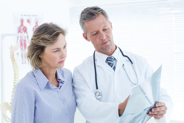 Doctor showing xray to his patient — Stock Photo, Image