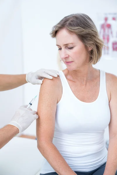 Arzt spritzt seinem Patienten eine Spritze — Stockfoto