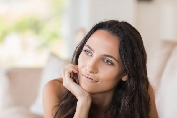 Mooie brunette ontspannen op de Bank — Stockfoto