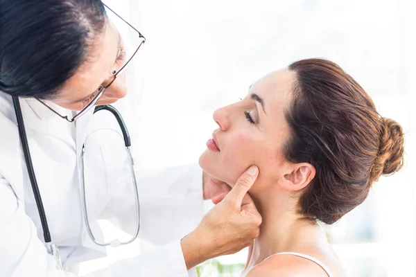 Ärztin untersucht Kiefer ihrer Patienten — Stockfoto