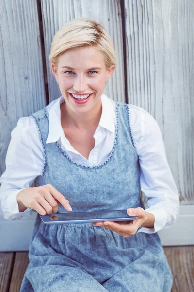 Ładny blond kobieta za pomocą tabletu — Zdjęcie stockowe